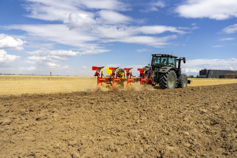 Вспашка полей под посев зерновых