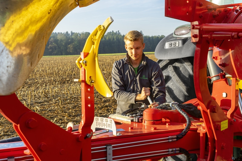 Тяжелый навесной оборотный плуг SERVO 4000