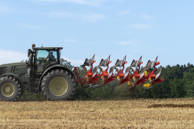 Вспашка полей под посев зерновых
