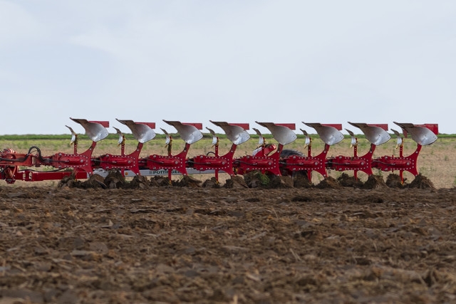 Вспашка полей под посев зерновых